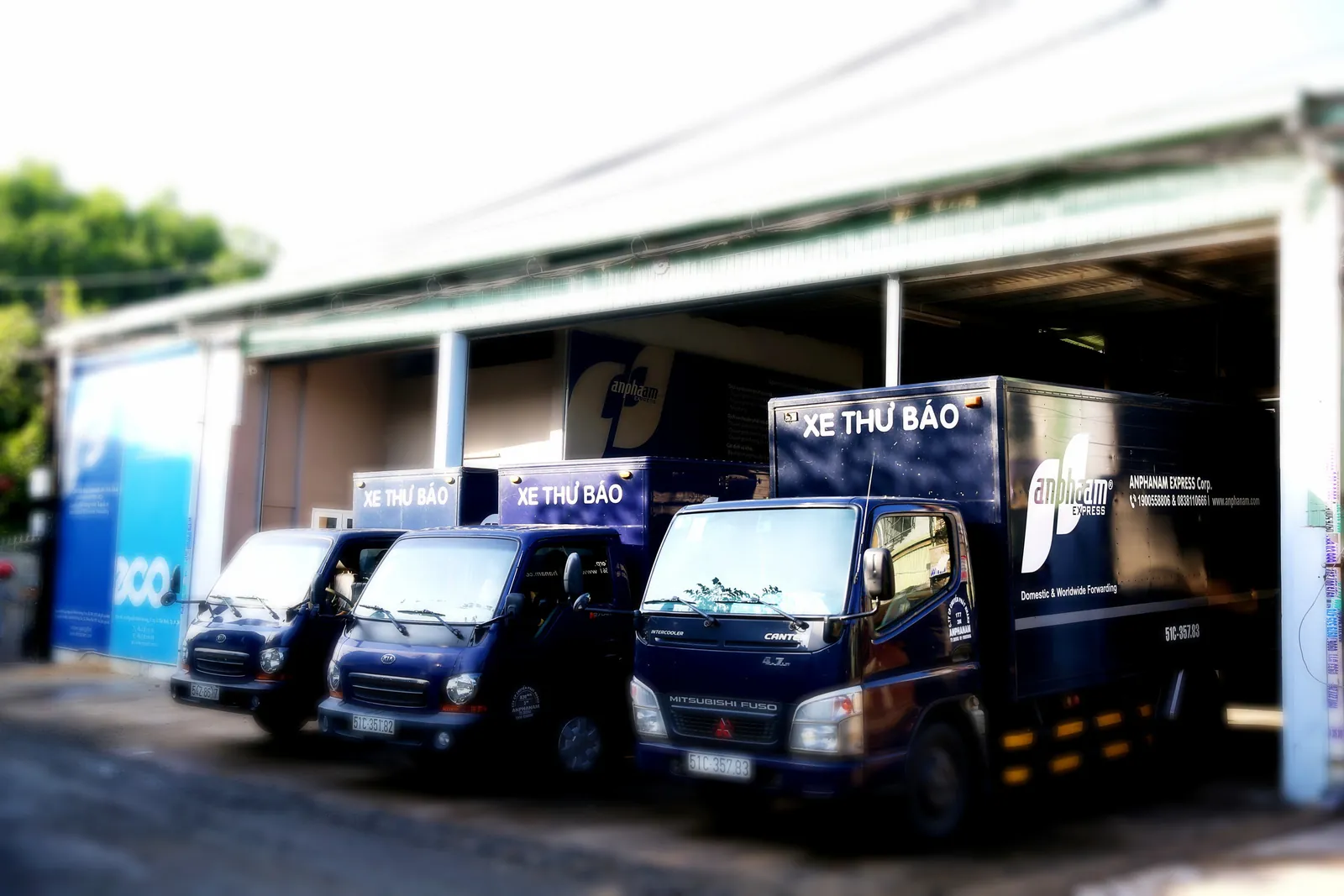 Đội xe tải An Pha Nam Express đỗ trước kho