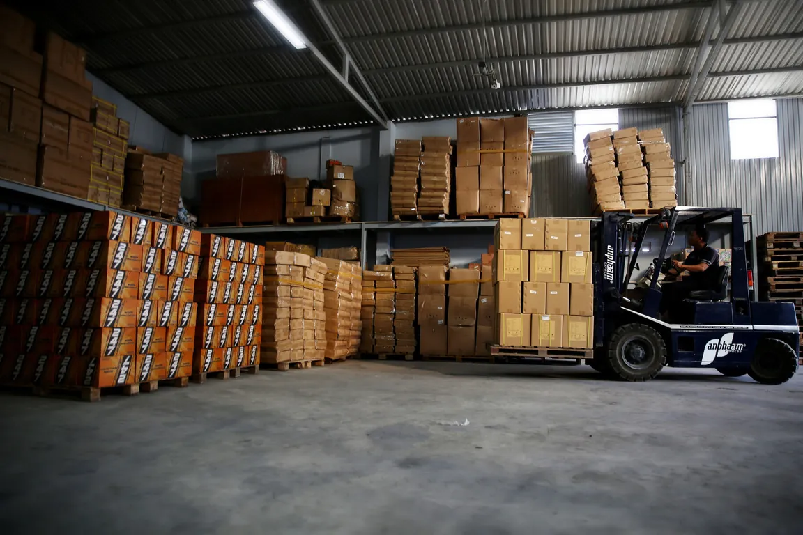 Kho hàng An Pha Nam với xe nâng và hàng xếp trên pallet