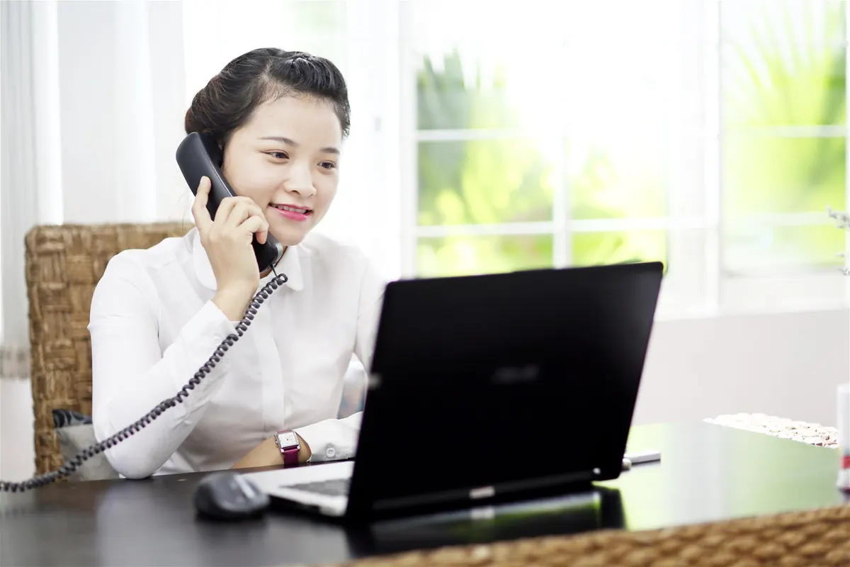 Nhân viên chăm sóc khách hàng An Pha Nam nghe điện thoại tư vấn